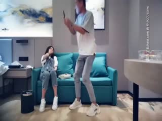 【全國探花】牛仔背帶褲長相甜美萌妹~沙發脫衣調情再到床上玩~苗條身材舔弄扛退猛操