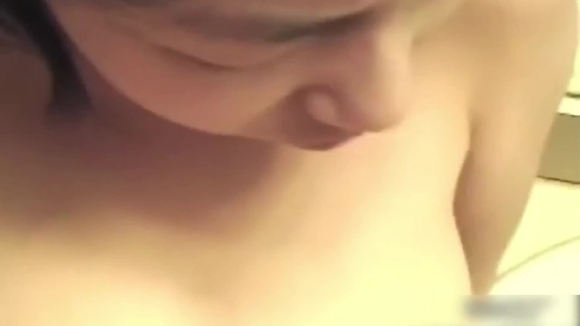 在鏡子前激情口交挑逗