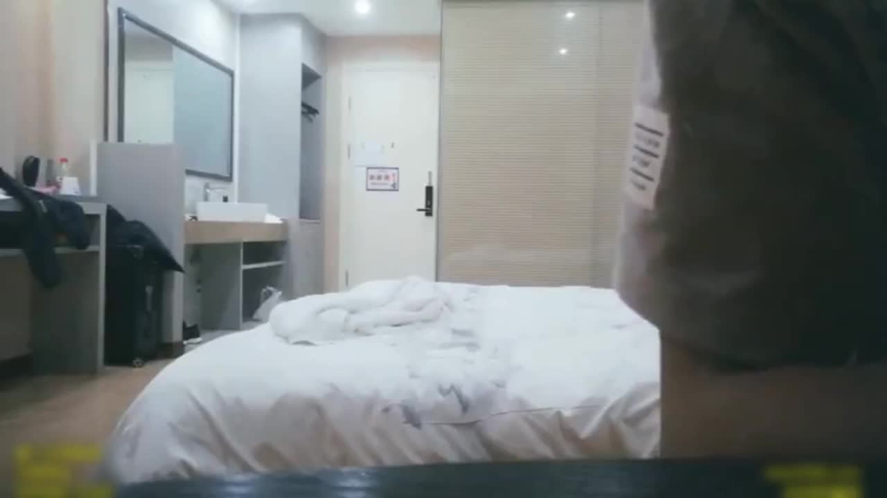 酒店偷拍約炮陰毛濃密的丸子頭妹子