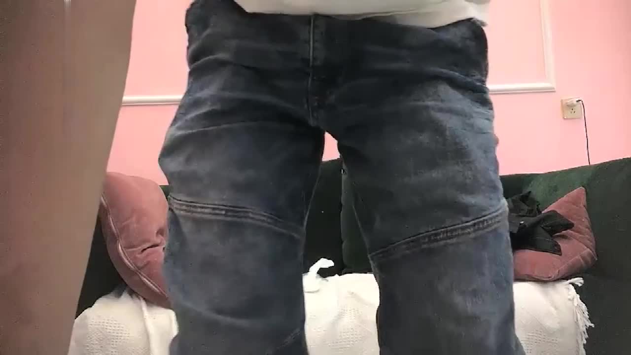 舔穴狂魔對著鮑魚進攻妹子爽的亂叫狂扭