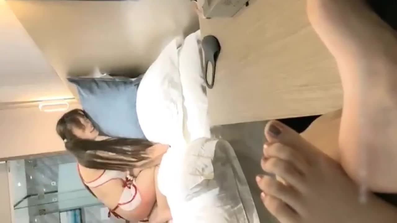 激情3P讓小美女輪著騎我