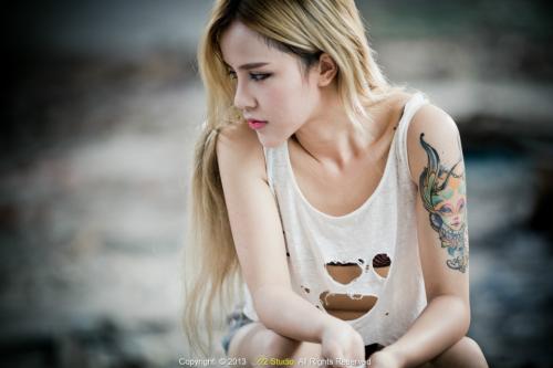 有紋身的女郎