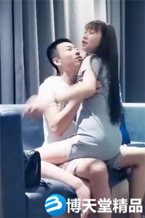 [國產劇情]約炮辣妹子從沙發操上床