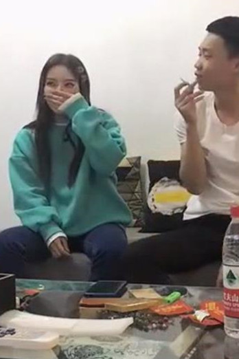 [國產劇情]步賓探花約了個綠衣顏值不錯妹子啪啪，舌吻摸逼調情在沙發上後入