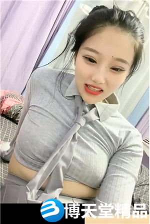 [國產劇情]高顏值紅唇騷氣妹子道具自慰，脫光光特寫震動棒抽插