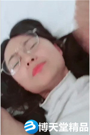 [國產劇情]悶騷大學生不停挑逗男友還說來呀來呀實在受不了按倒床上扒光盡情發泄