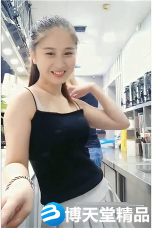 [國產劇情]奶茶店服務員兼職網路主播店鋪打烊後和同事在吧檯