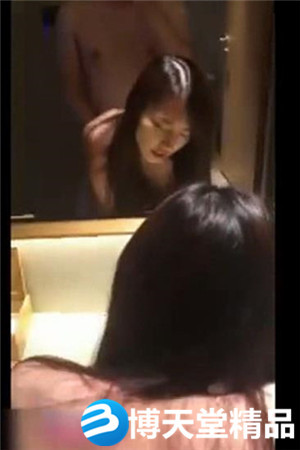 [國產劇情]騷貨沙發自拍撅起翹臀與男友啪啪
