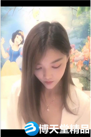 [國產劇情]高顏值妹子和炮友啪啪開檔絲襪特寫手指扣弄床邊猛干