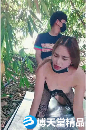 [國產劇情]河邊搞點刺激，顏值不錯的少婦黑絲情趣跟小哥河邊樹蔭下激情啪啪