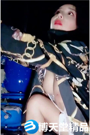 [國產劇情]戶外勾搭路人激情啪啪，臉口交大雞巴，衣服都沒脫就乾上了，揉著奶子後入