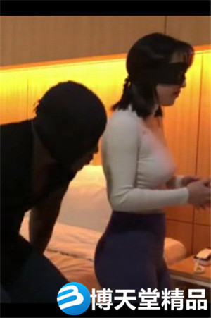 [國產劇情]魔都綠帽淫妻主動找最近火爆的強壯黑人鴨操美乳女友抱著打樁