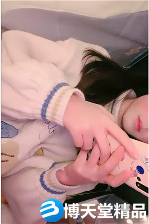 [國產劇情]剛破處不久嫩妹，雙馬尾撩起衣服揉小奶子 ，翹起美臀對著鏡頭