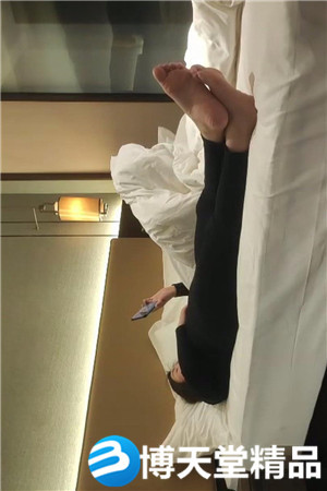 [國產劇情]中年婦女各種禮物套路，忽悠良家人妻偷情，超清設備偷拍