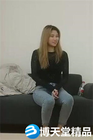 [國產劇情]170CM大長腿牛仔褲美妞，有點騷坐在身上扭動屁股，脫下褲子讓美女舔屌