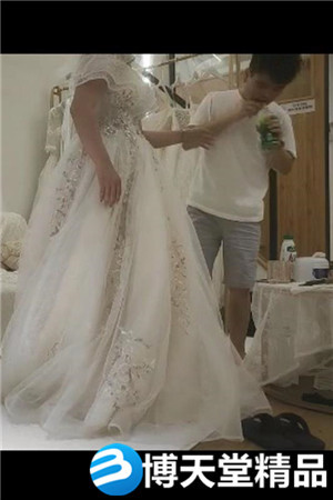 [國產劇情]我們結婚了，和騷女婚紗店裡操逼，穿上婚紗先拍照再開干