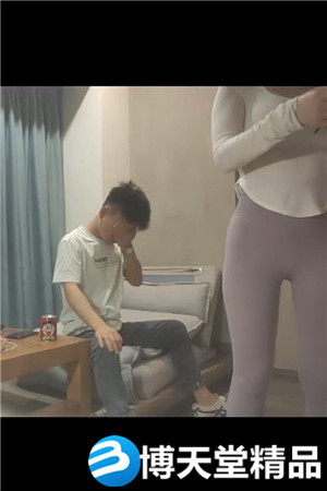 [國產劇情]緊身褲大奶騷女，撩起衣服把臉埋進