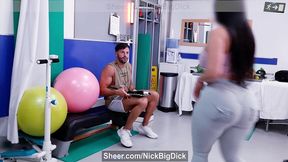 el monitor del gym se corre dentro del cono de esta preciosa chica