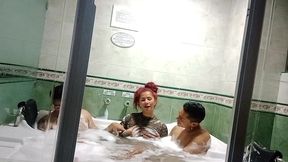 trio con mi esposa y mi amigo en el jacuzzi mucho semen el las tetas de la milf latina