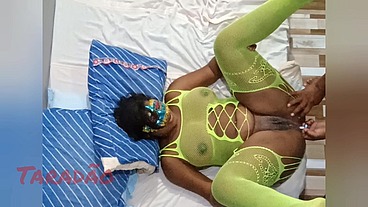 Preta do rabo guloso indo poy
