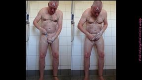 morgens allein in der dusche