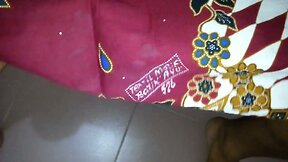 Try  to cum on Aunty&#039;s lungi Textil Motif Batik AYU 526