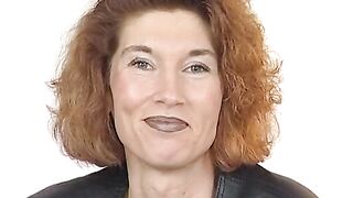 Piercing Twat Milf rammt sich den Sex Toy nur so rein