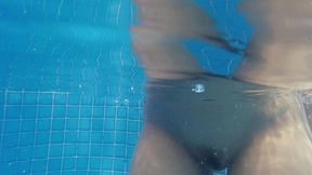 esposa gostosa se exibindo na piscina !!