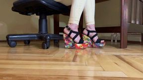 SMALL FEET IN UNCOMFORTABLE PLATFORMS - MOV HD