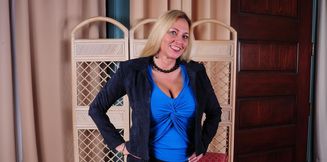 Blonde American MILF with big natural tits and a nice smile