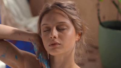 Gorgeous painter Amelie Lou gets paint on her nice ass and all over her body