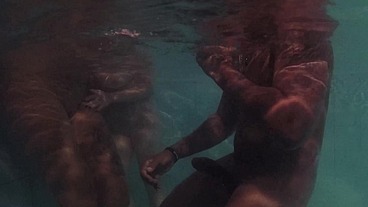 Trisal fazendo festa na piscina