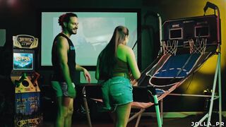 Le di un tour de mi cuarto de juegos a mi amiga y termino en una aventura sexsual