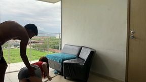se le ve el rico culo de mi latina pelirroja hermanastra mientras hace aseo, me pongo cachondo y termino follandola duro por su apretado culo.