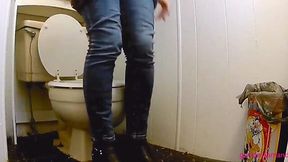Toilet masturbation: Horny pussy gets fingered
