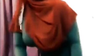 Awek bertudung kain ketat tayang bontot