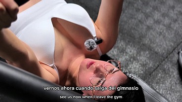 Cachonda de lentes se excita en el gimnasio y se folla a su gym crush