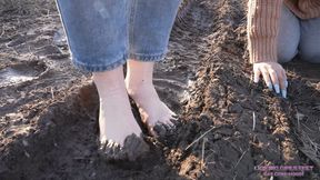 AURORA - Eat the dirt off my feet, bitch! (4K)