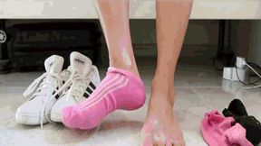 Someone is watching my feet from under the bed MP4(1280x720)FHD