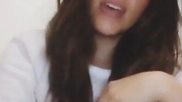 Joven chica cantando y luego follando termina con el culo lleno de leche.