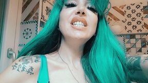 the gluttonous giantess has sharp teeth
