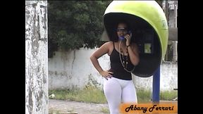 exibicionismo na rua de calca legging transparente, mostrando a calcinha socada na bunda