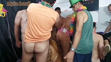 Festa de carnaval 2024 com muitas mulhers gostosas com muitas metelança e muito.boquete gostoso
