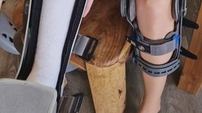 Walking with one Highheel and Aircast on crutches than wrapped off the bandage foot