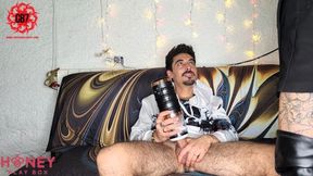 esposa sorprende a marido follando solo