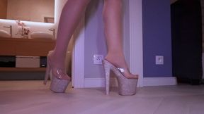 Gold High Heels Balls Splashing And Shoejob - Full - HD 1920x1080