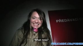 PublicSex Fan of PublicSex mets her idol and fucks him for free