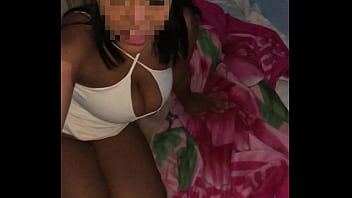 Novinha favelada recebeu sem calcinha o amigo do namorado