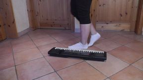 Sneaker-Girl Akira - Keyboard Crush
