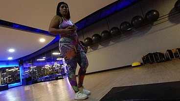 Na Academia sem calcinha treinando com tesão